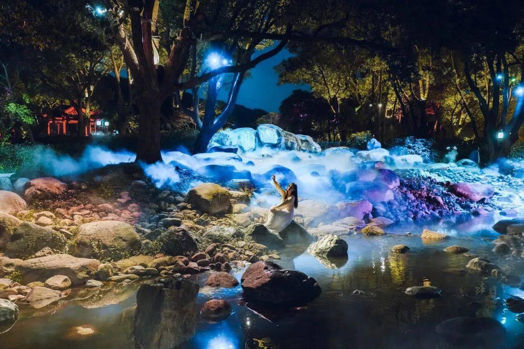 红毯上的女星们争奇斗艳，而迪丽热巴和娜扎这对老乡更是实力相当。